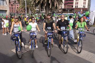 Miles de personas celebran la Fiesta de la Bici en su retorno a las calles de la capital/Aday Cáceres.